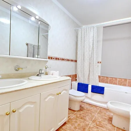 Cozy Townhouse With Ocean Views In アデヘ