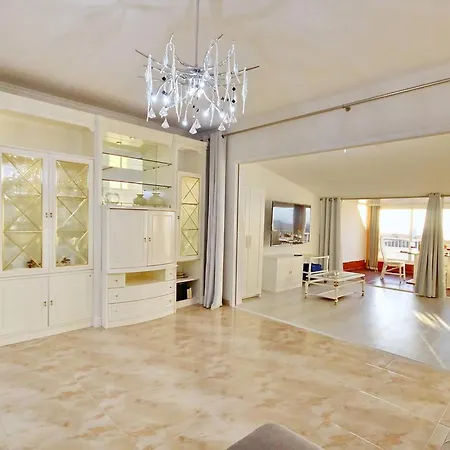 Cozy Townhouse With Ocean Views In アデヘ