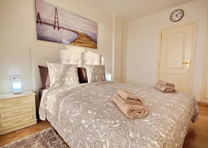 Cozy Townhouse With Ocean Views In Feriehus