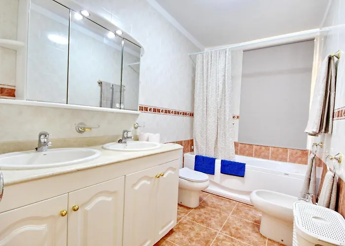 Cozy Townhouse With Ocean Views In 阿德耶