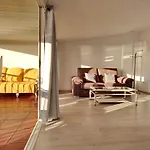Cozy Townhouse With Ocean Views In 阿德耶